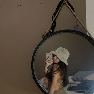 Meet your Posher, Leslie